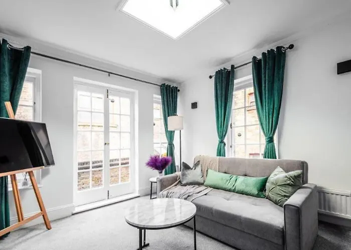 Liverpool Street Apartment
