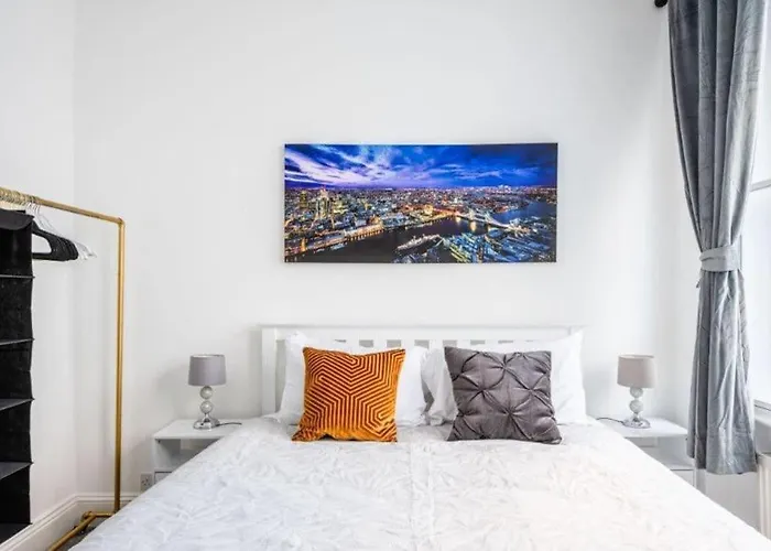 Liverpool Street Apartment